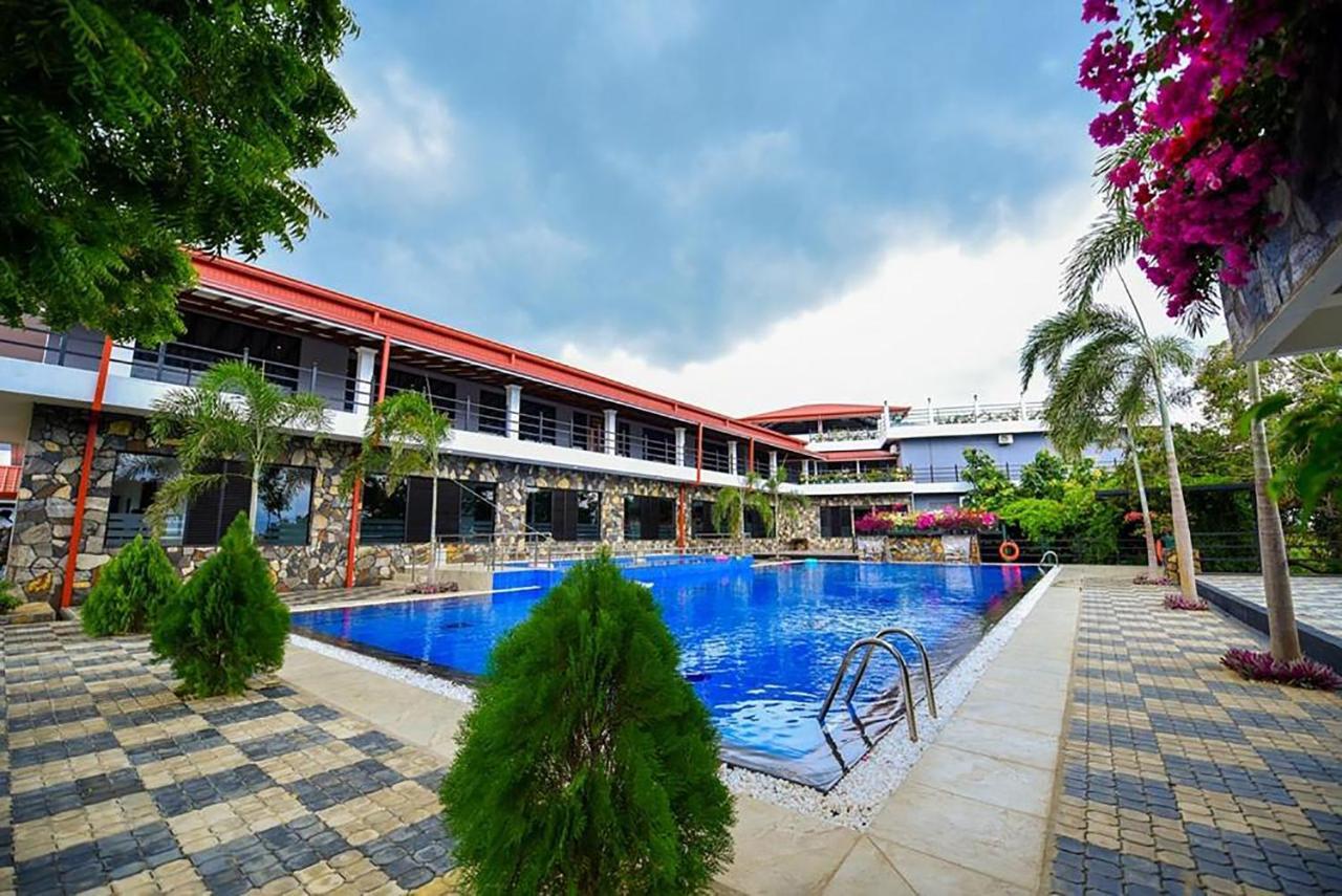 Centauria Wild Hotell Udawalawe Exteriör bild