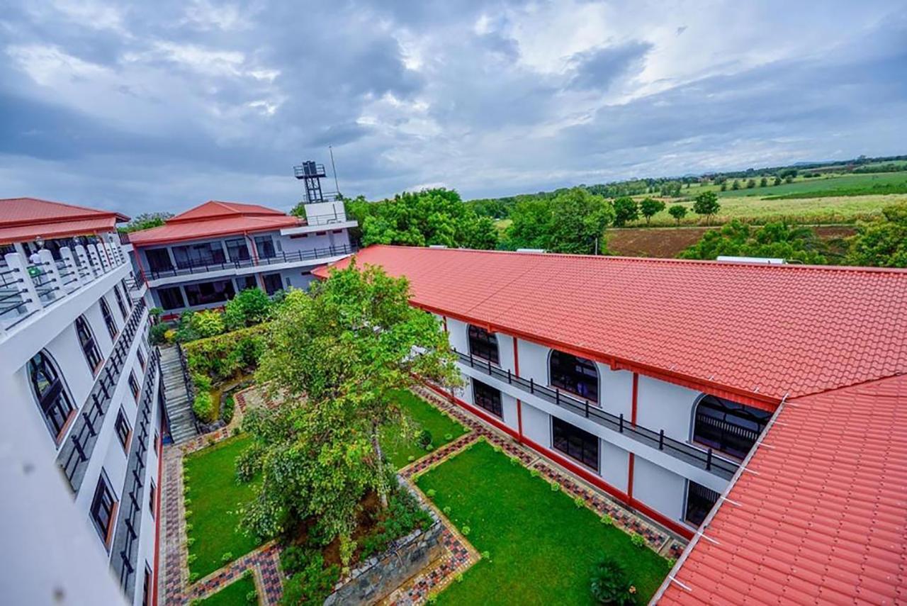 Centauria Wild Hotell Udawalawe Exteriör bild
