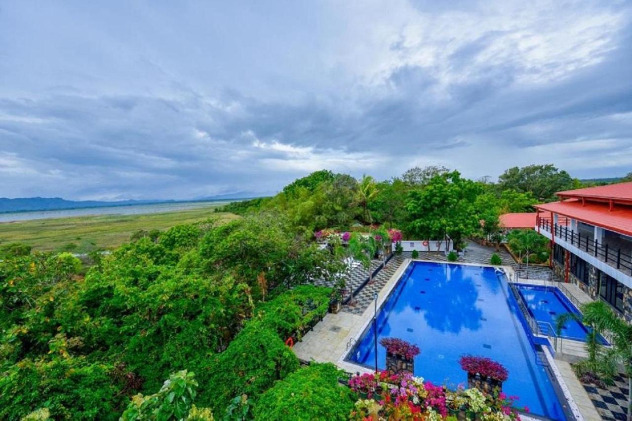 Centauria Wild Hotell Udawalawe Exteriör bild