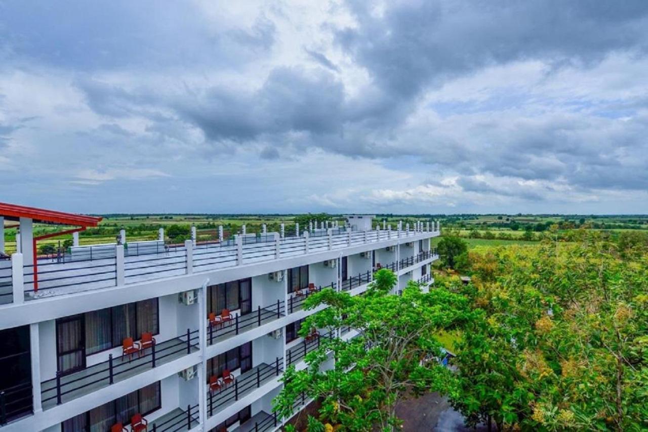 Centauria Wild Hotell Udawalawe Exteriör bild